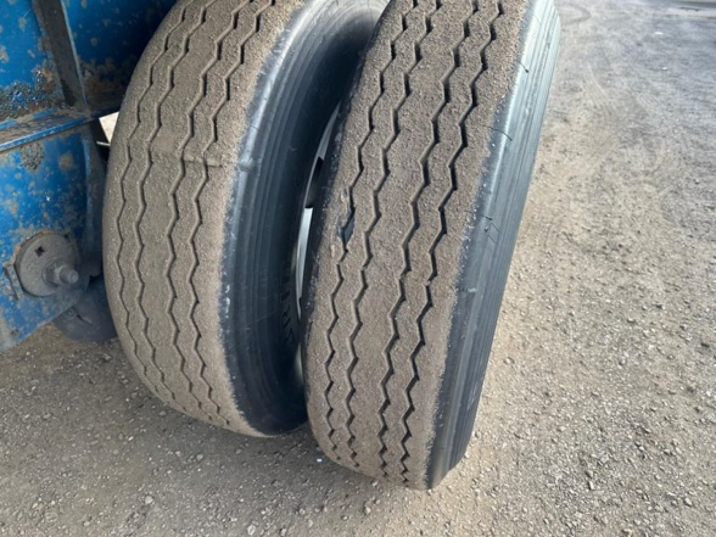 Great Dane trailer dual rear wheel tread showing worn tires and blue frame