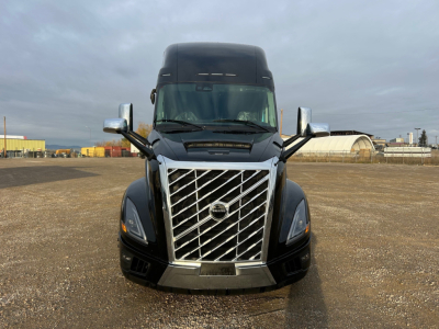 Volvo VNL64T660 truck front view showing distinctive chrome grille, large windshield, and side mirrors.