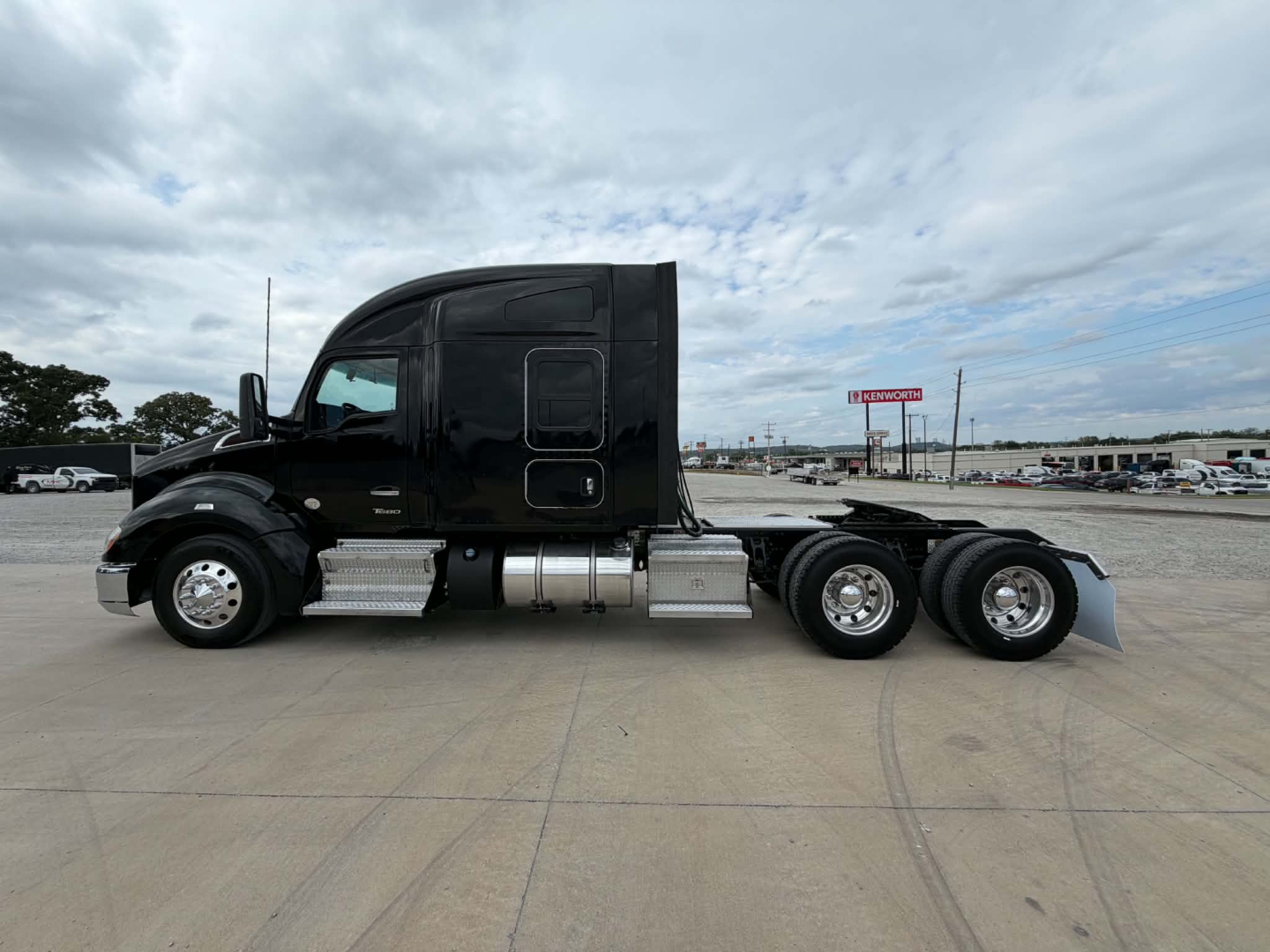 Kenworth T680 tractor in side view showing fuel tanks and rear axle configuration.