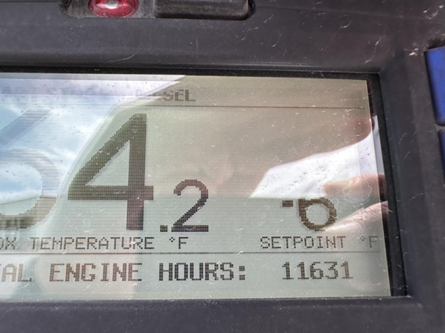 Trailer monitor showing setpoint temperature 42.5 F and engine hours 11631 on a Utility 3000R reefer trailer.