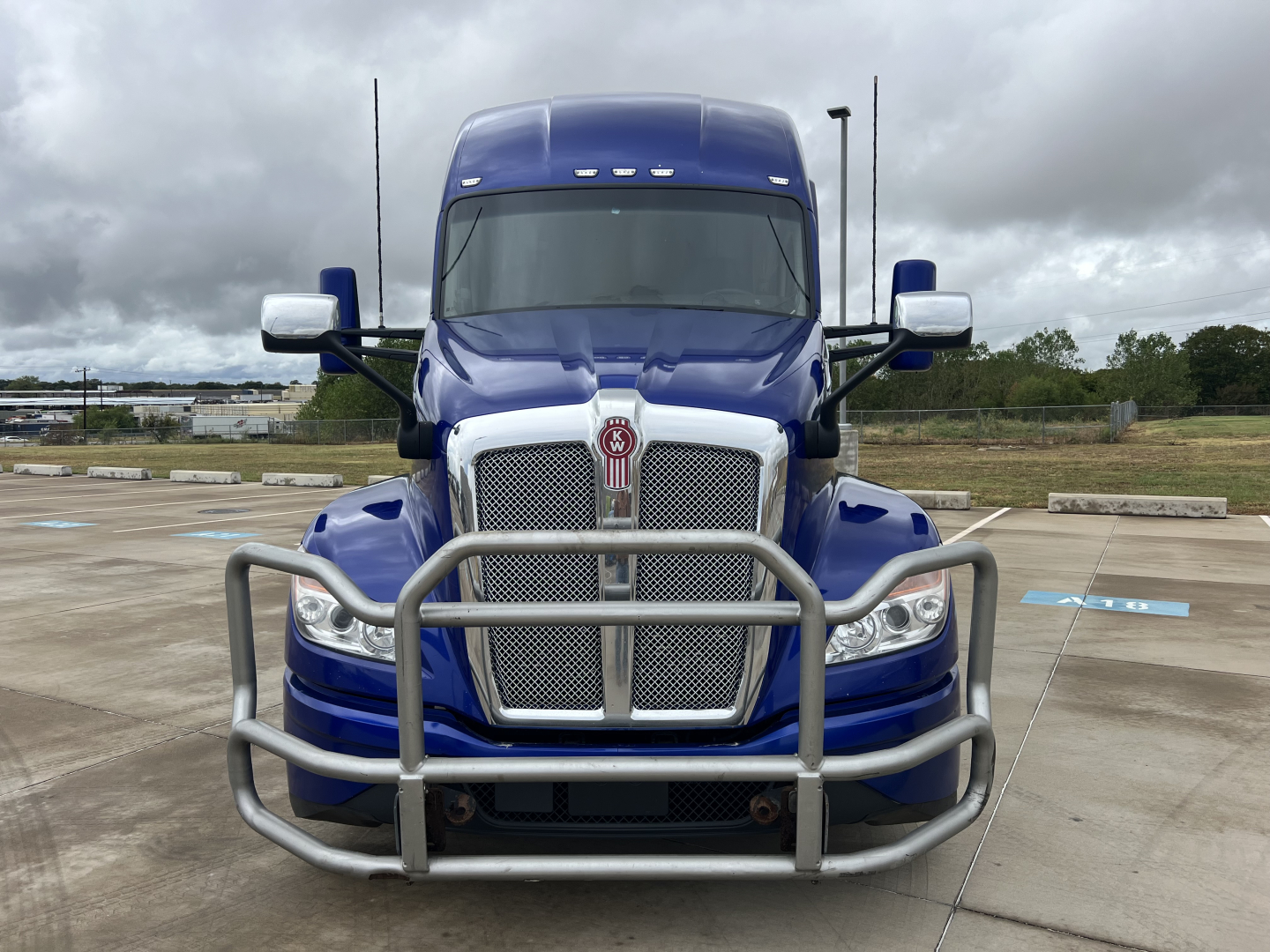 Kenworth T680 conventional sleeper truck front view with chrome grille and heavy-duty bumper guard, blue exterior, VIN 1XKYDP9X7PJ246164, stock 0631784.