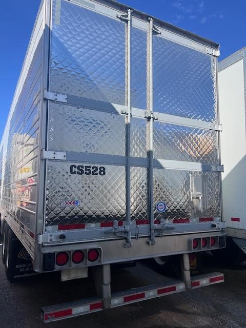 Trailer rear view of a 2022 Utility 3000R refrigerated trailer with diamond plate aluminum doors, CS528 decal, and rear bumper lights.