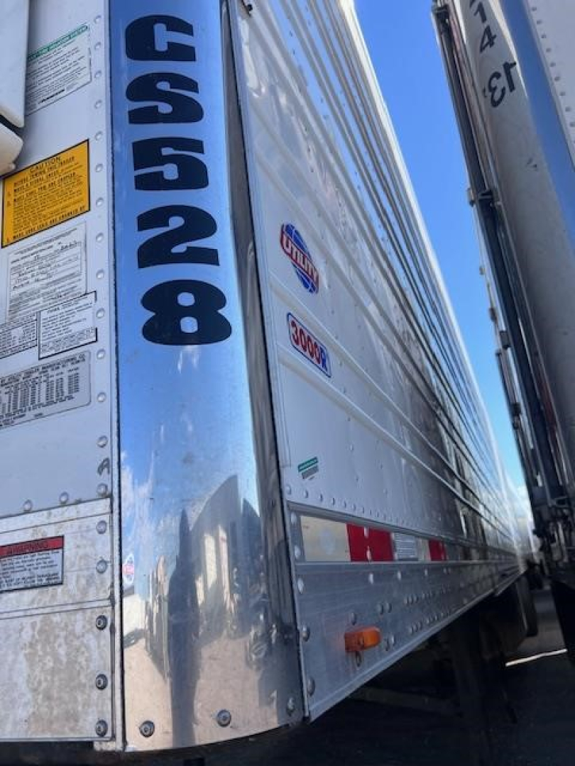 Trailer side of a 2022 Utility 3000R reefer showing side panels with serial numbers and stickers.