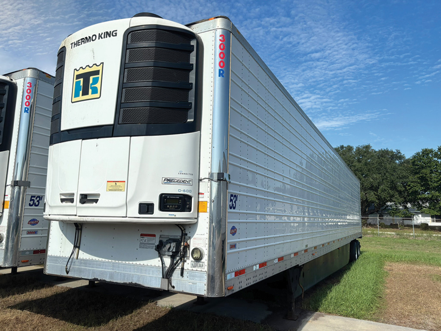 Thermo King refrigeration trailer unit on front of a 2022 Utility 3000R reefer trailer, VIN 1UYVS2536N6580617, stock 554222, aluminum trailer with blue logos and Thermo King unit.