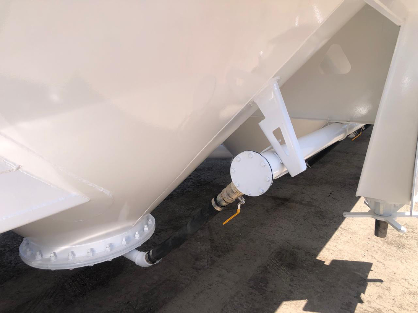 PORTABLE CEMENT SILO TRAILER