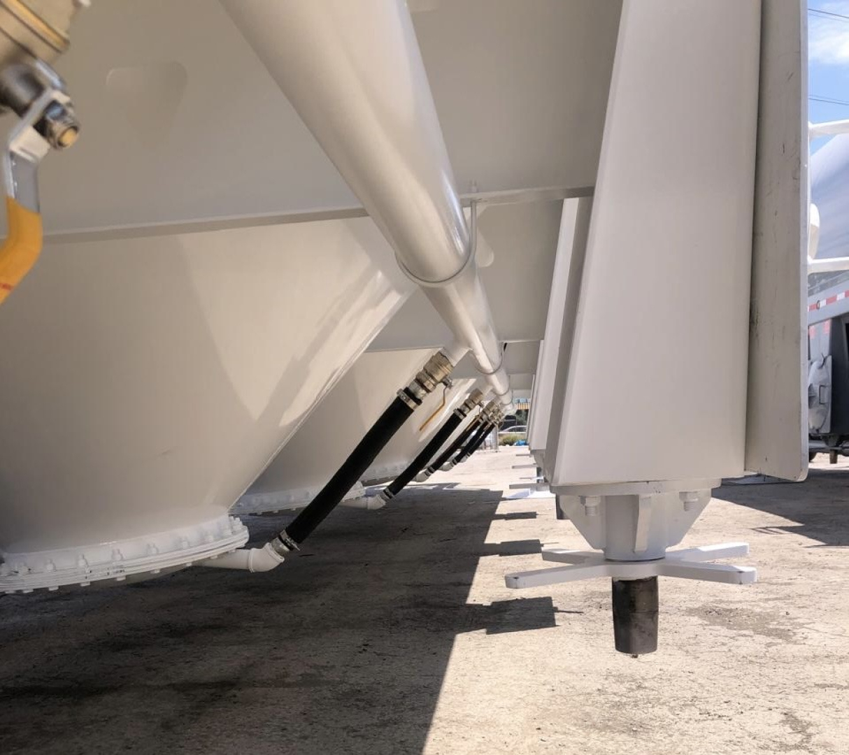PORTABLE CEMENT SILO TRAILER