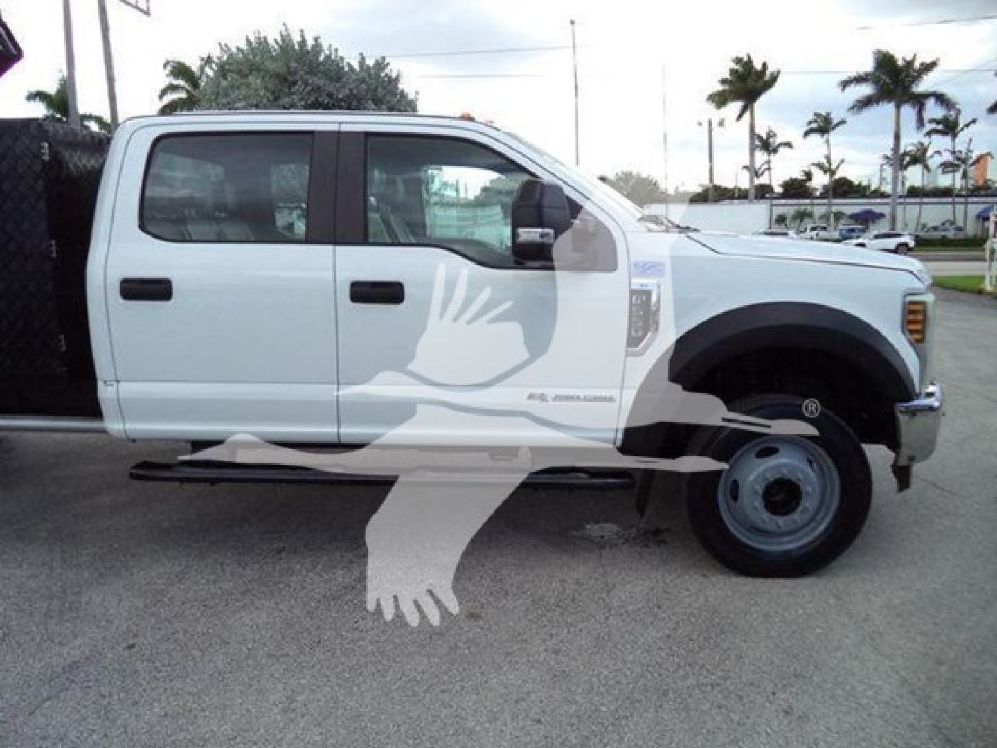 Ford F-550 Super Duty Super Duty XLT? actually XL trim white dump truck side view showing extended cab and dual rear wheels, VIN displayed on listing, side steps, heavy-duty chassis