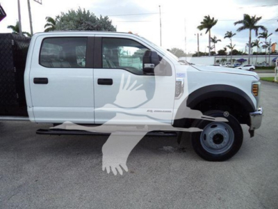 Ford F-550 Super Duty Super Duty XLT? actually XL trim white dump truck side view showing extended cab and dual rear wheels, VIN displayed on listing, side steps, heavy-duty chassis