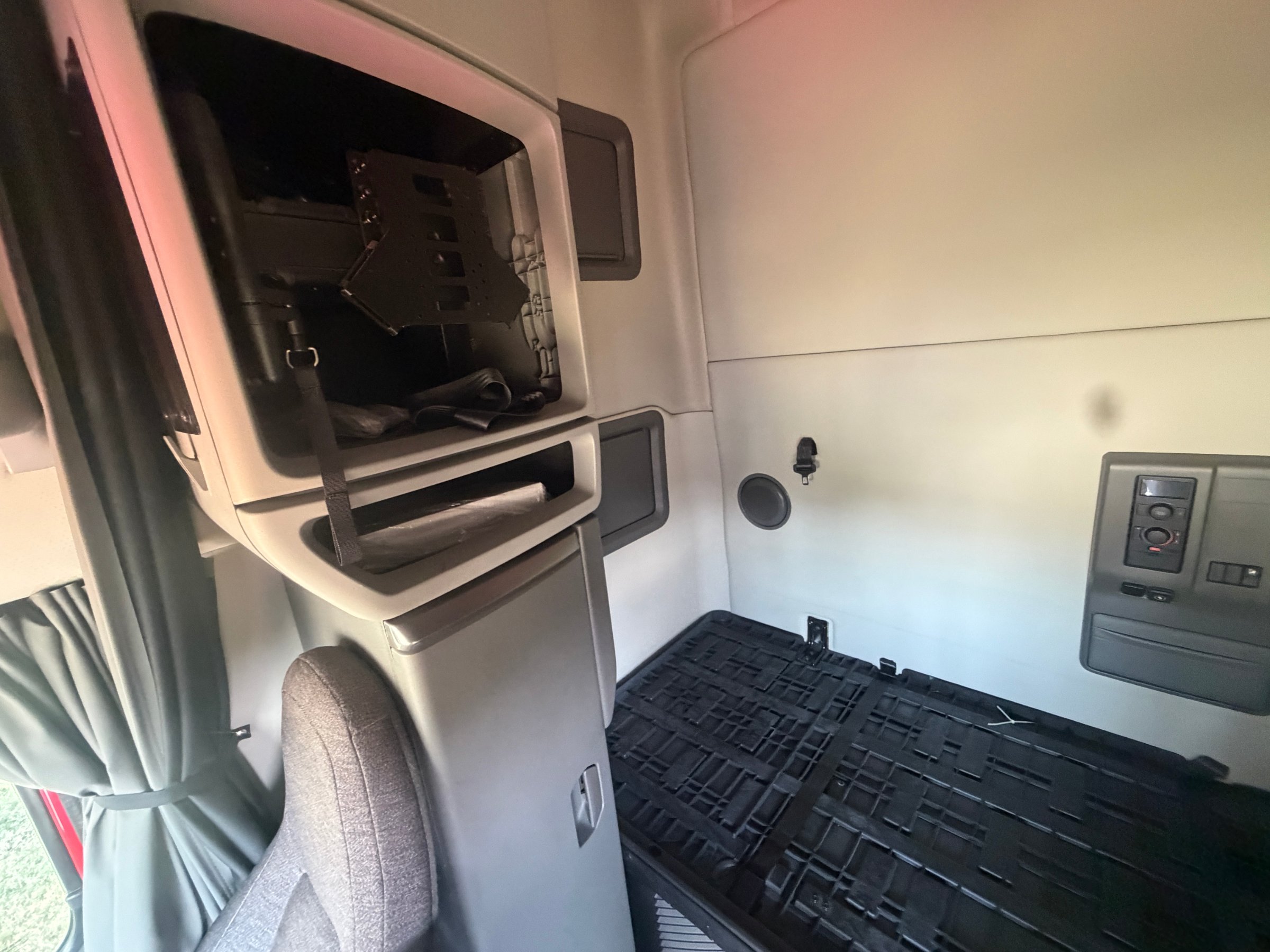 2022 Volvo VNL64T760