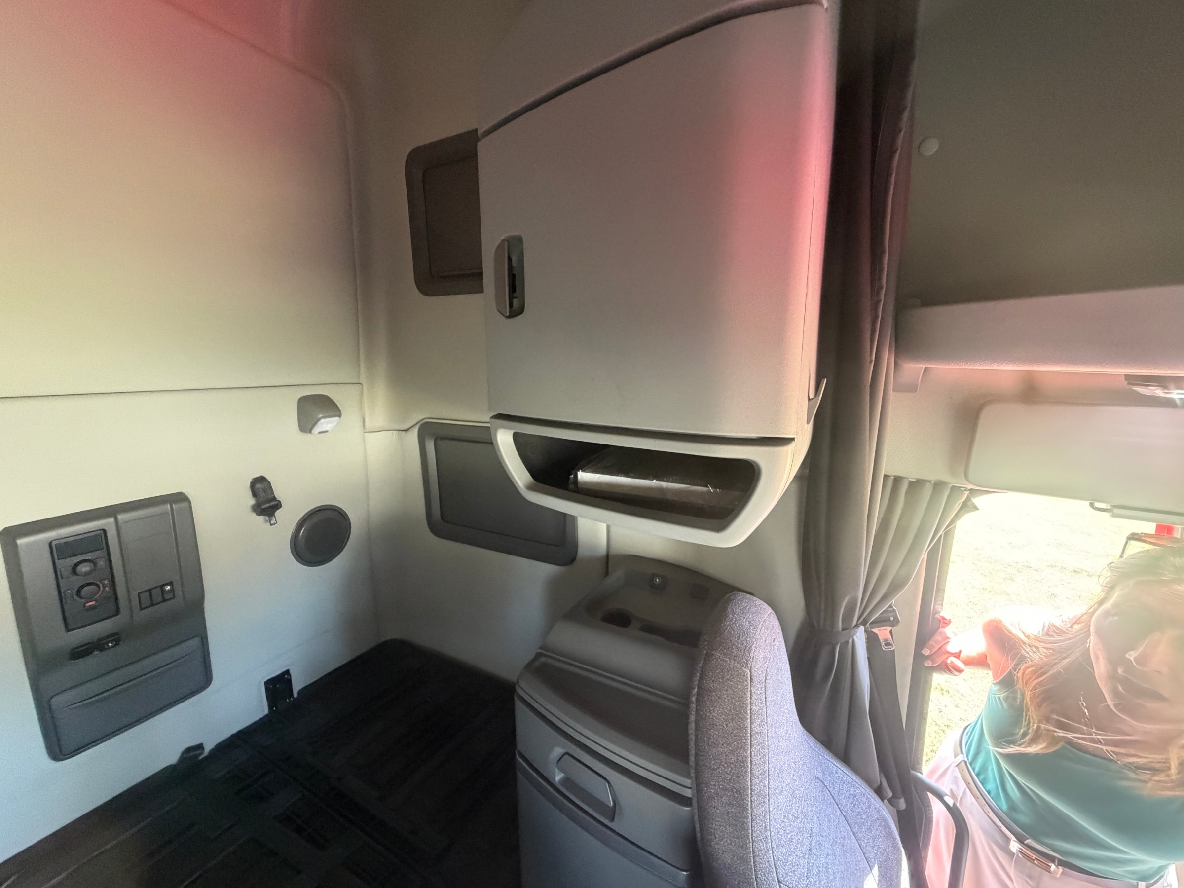 2022 Volvo VNL64T760