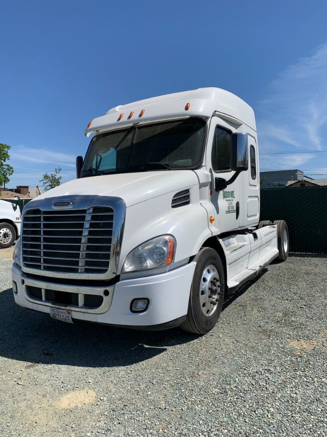 Truck image: 2016 Freightliner Cascadia 113 conventional sleeper, white exterior, front grille, dual rear axles, day cab style with side mirrors.
