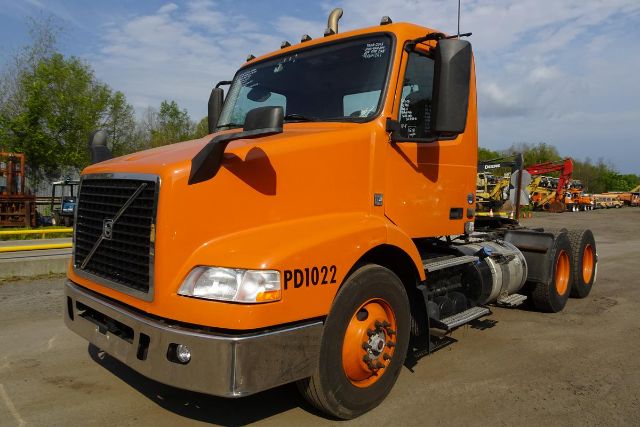 2015 Volvo VNM64T