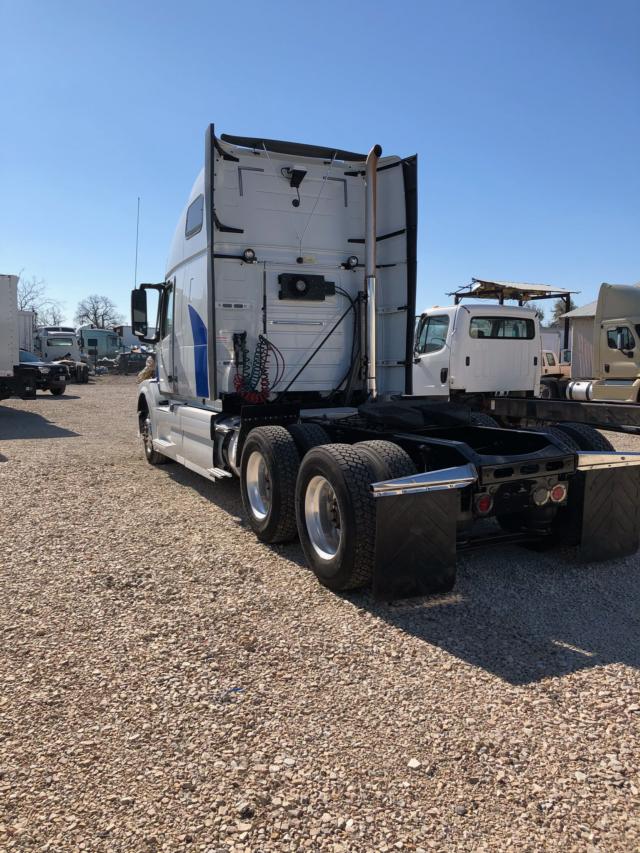 Volvo VNL64 tractor-trailer rear view showing fifth wheel and twin rear axles with mud flaps and air hoses.