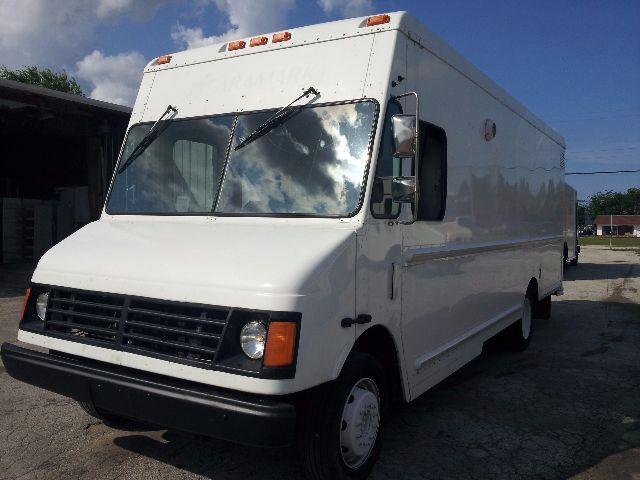 White 2005 Workhorse P42 step van with box cargo area, front grille, two windshield wipers, and amber clearance lights on roof. No visible branding legible.