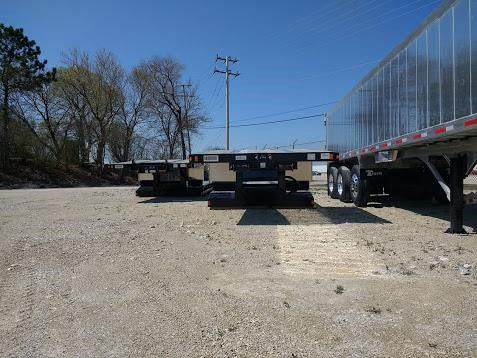 Fontaine 40-ton mechanical detachable double drop trailer view from rear, with dual axles and flat deck, stock number 578271 S, on gravel lot.