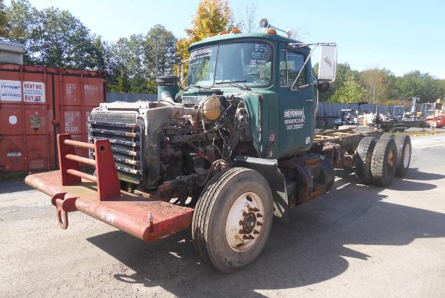 1999-mack-rd688s-cab-chassis-truck #869698