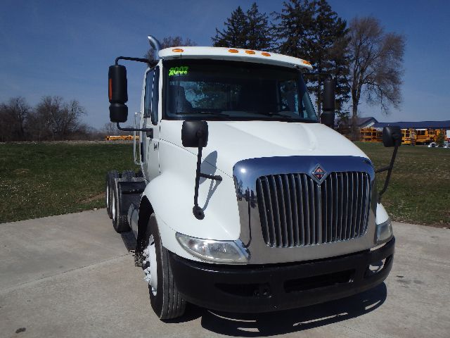2007 International 8600 conventional daycab front view showing chrome grille and large side mirrors.