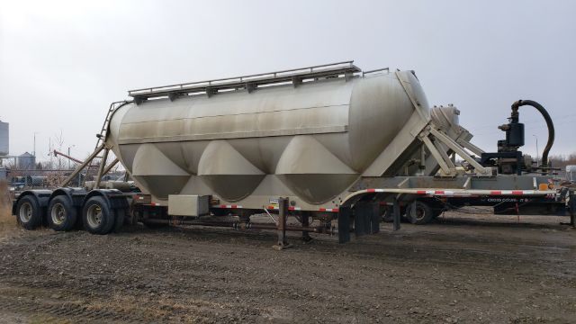 Polar Pneumatic 38 M3 tank trailer shown in side view with multiple axles and a rounded cylindrical tank.