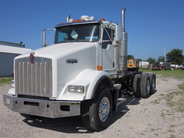 Kenworth T800 conventional daycab truck with chrome grill and dual exhaust stacks.
