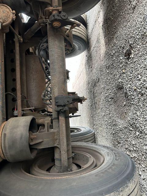 Trailer undercarriage showing suspension beams, axle, leaf springs, and wheels of a 2007 Stoughton dry van.