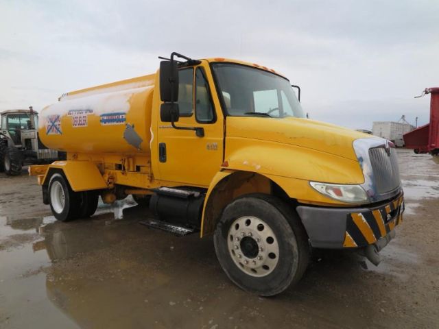 1995 International 4200 VT365 fuel truck with yellow tank, front grille, dual rear wheels; shows side tank labeling and safety stripes on bumper.