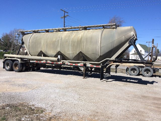 Fruehauf pneumatic dry bulk trailer with long cylindrical tank on a tri-axle trailer. VIN 4J8B04225ST002009 visible in listing.