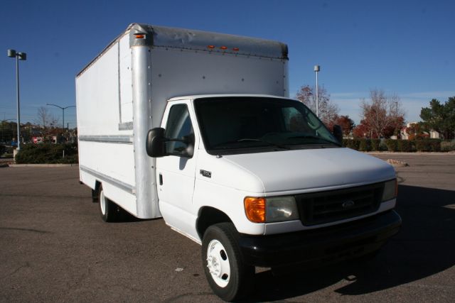 White 2005 Ford E350 box truck with a cargo box and cab, side view showing front grille, headlights, and box cargo area.