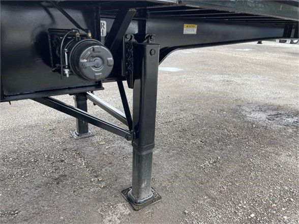  Fontaine XCALIBUR extendable flatbed trailer landing gear and frame leg with hydraulic components visible.
