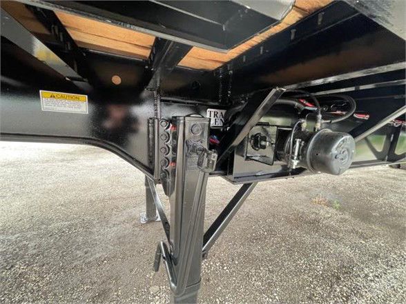  Fontaine XCALIBUR extendable all steel 53'-90' trailer undercarriage showing support leg, hydraulic components, and winch motor.