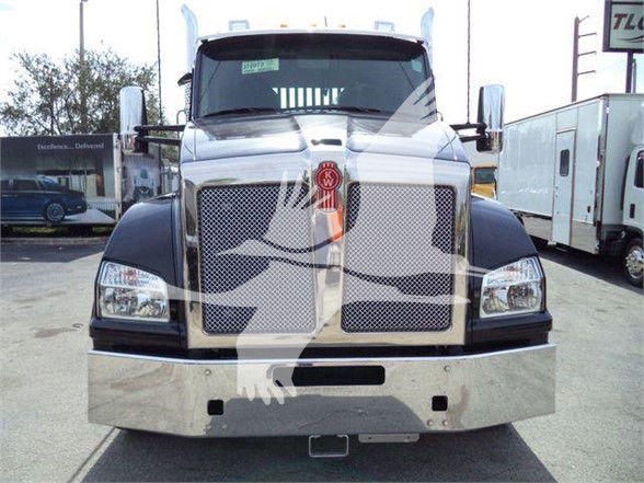 Kenworth T880 front view showing chrome grille, bumper, and headlights.