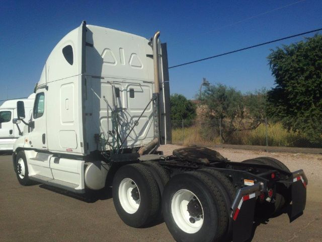 Freightliner Cascadia truck tractor rear view showing fifth wheel and dual rear axles.