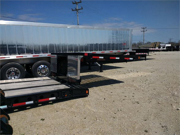 40-ton Fontaine mechanical detachable double drop trailer in a yard with other trailers; side rails and deck visible.