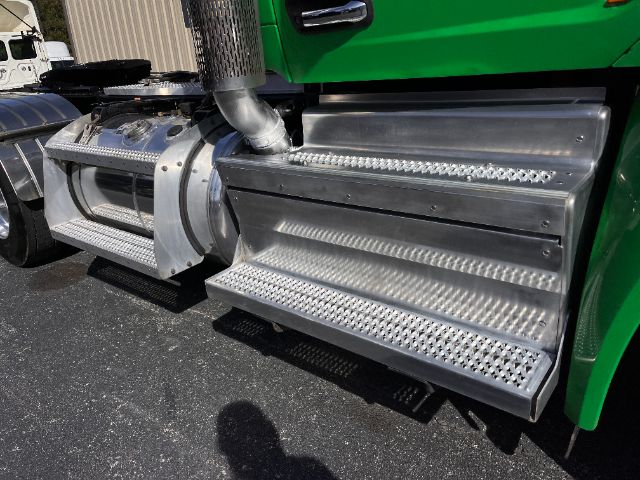 Side view of a 2018 Peterbilt 579 conventional daycab showing polished aluminum side steps and cab access area.