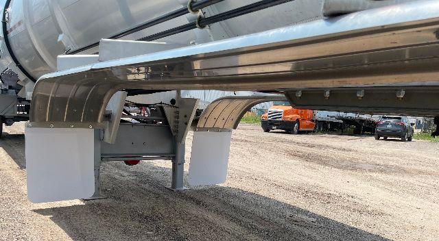 Trailer undercarriage of a 2012 Dragon 200BBL aluminum DOT-407 crude oil tank trailer showing suspension and landing gear components.