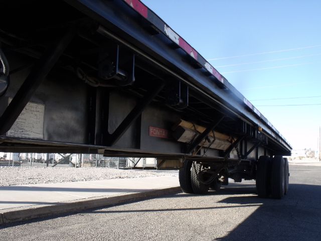 500 Fontaine flatbed expandable trailer undercarriage with black frame and red-white reflective edges, label visible on side, wheels at rear.