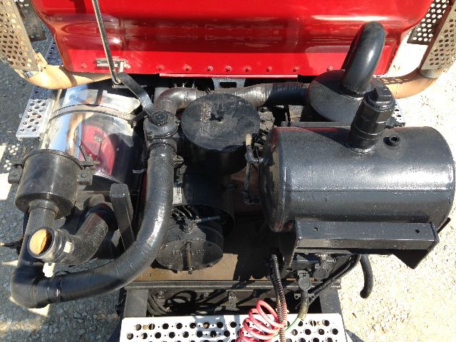 Kenworth T800 engine bay showing air reservoir, hoses, and diesel engine components.