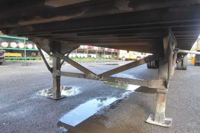 Trailer undercarriage showing support legs and cross-bracing on a Great Dane SSL131302053 trailer.