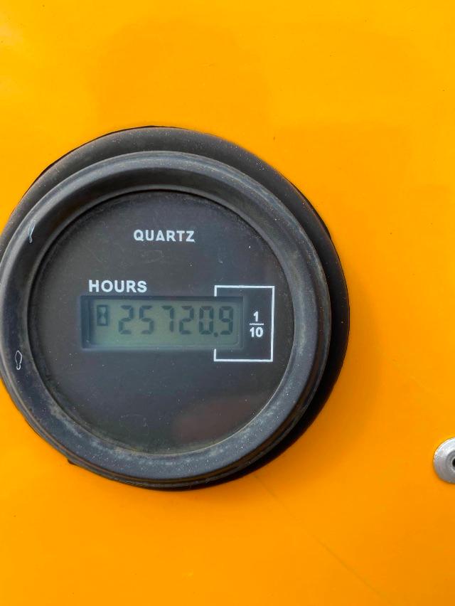 Hour meter labeled QUARTZ showing hours reading 82572.0.9 on an orange background.