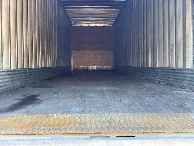 Manac 2015 dry van trailer empty interior with metal sidewalls and open rear loading area.