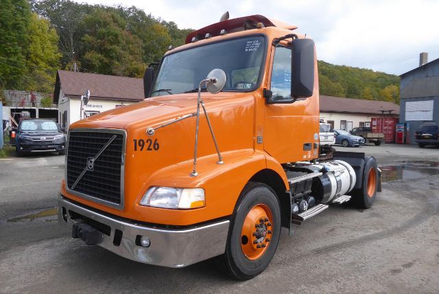 2013 Volvo VNM42T Daycab #
