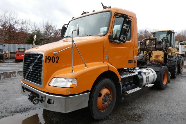 2013 Volvo VNM42T Daycab #