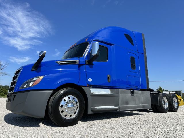 2020 Freightliner CASCADIA 126