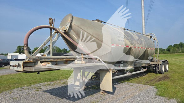 Fruehauf cement tank pneumatic dry bulk trailer showing cylindrical tank with rear wheels and discharge pipe. VIN 4J8B04222XT007501, stock 7337.