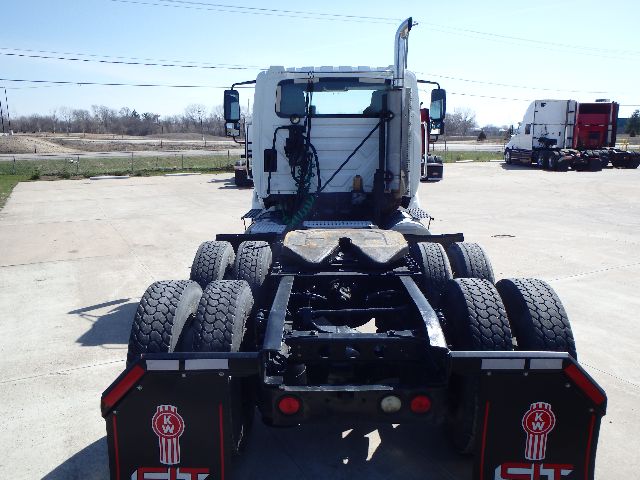 Truck chassis and rear view of a 2007 International 8600 with dual rear axles and fifth-wheel coupling.