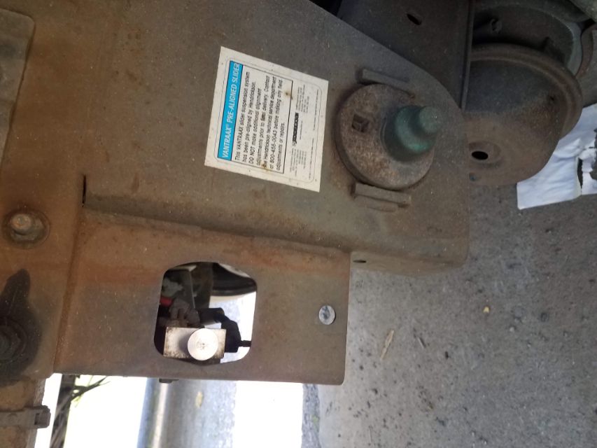 Trailer hitch area with manual crank and label showing Van trailer components.