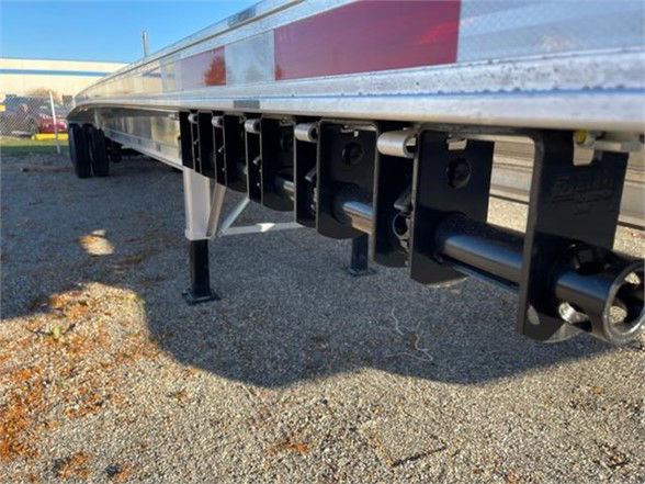 Fontaine REVOLUTION 52 53FT Aluminum flatbed trailer undercarriage showing support legs and frame components.