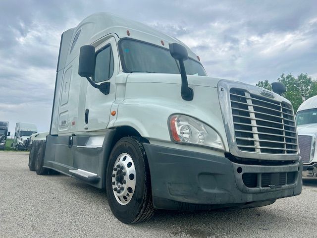 Freightliner Cascadia 125 sleepered truck front-left view with grille and large side mirrors.