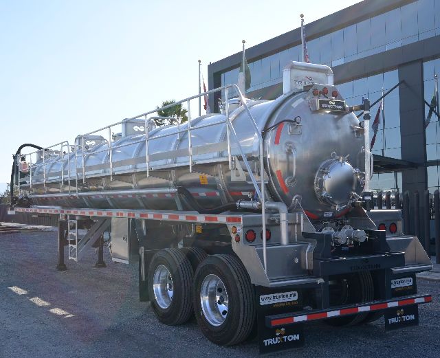 Vacuum trailer, aluminum, 150BBL, Truxton brand, rear view showing tandem axles, cylindrical stainless tank, access ladders, rear valves, and safety rails.