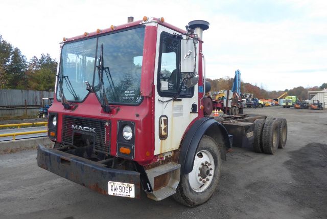 2004-mack-mr688s-cab-chassis-truck #1317865