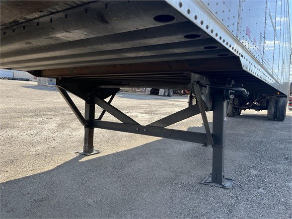 Trailer underside with landing gear and support frame of a 2018 Vanguard dry van trailer (stock No. 847912).
